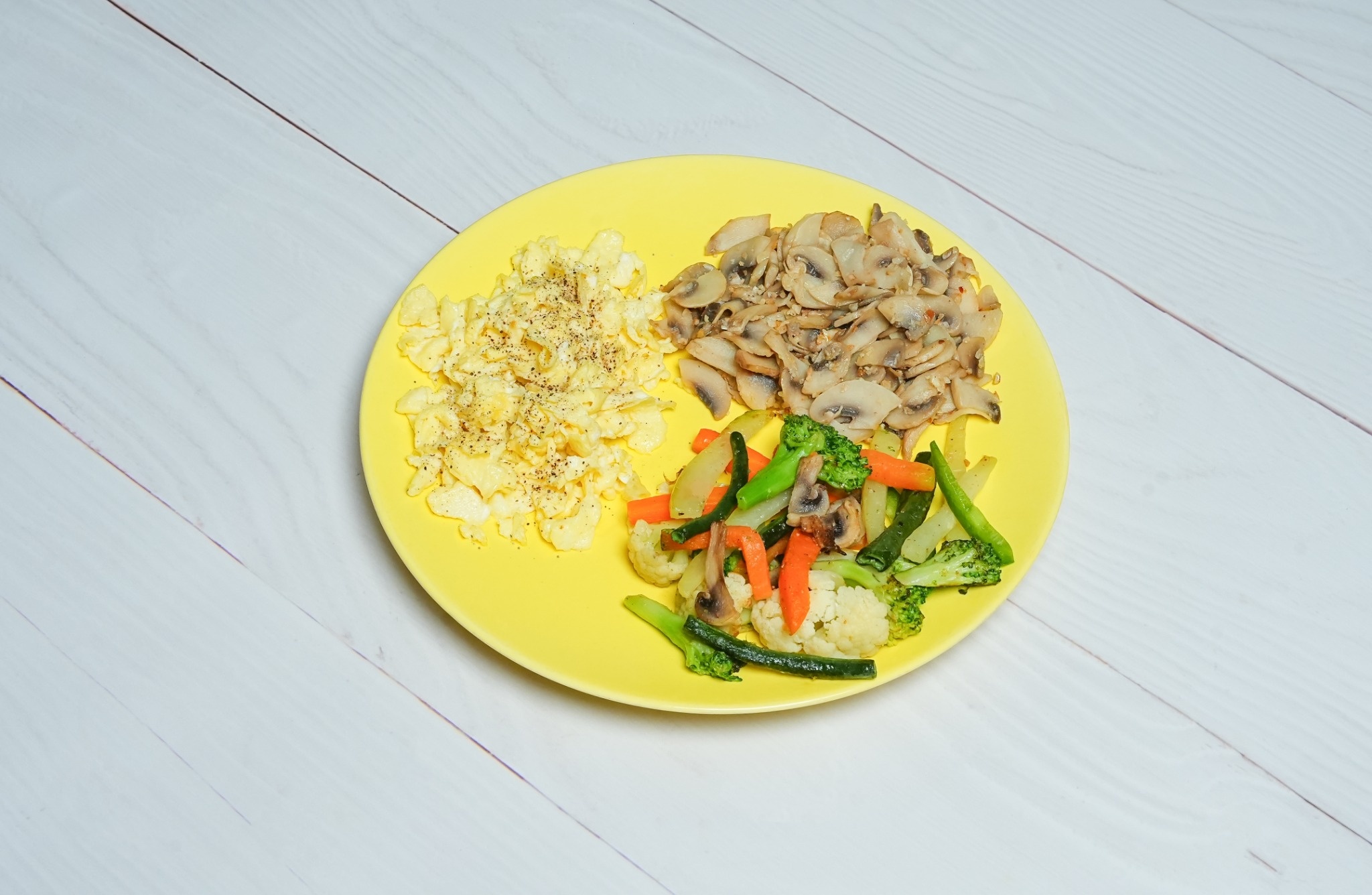 Garlic Mushroom, Sautéed Vegetables & Scrambled Egg Meal